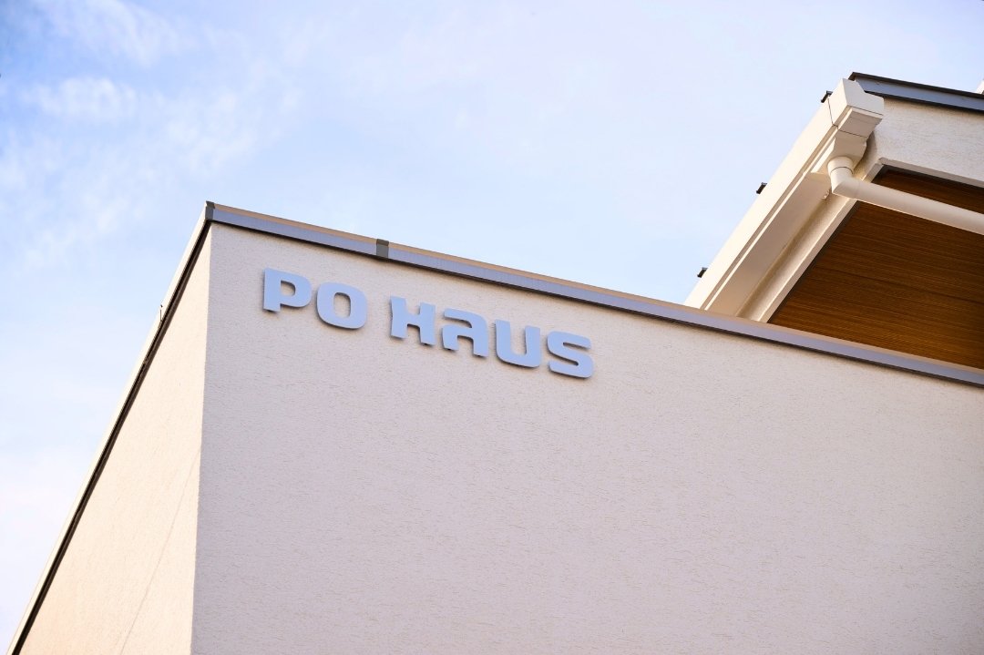 壁面のロゴの画像